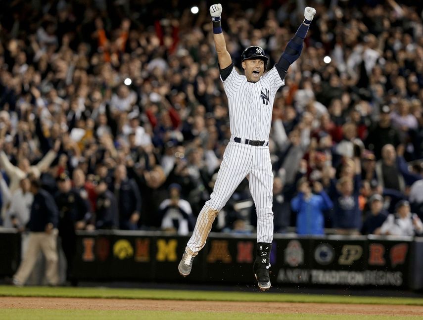 En imagen de archivo del 25 de septiembre de 2014, el campocorto Derek Jeter, de los Yanquis de Nueva York, salta tras pegar el sencillo decisivo ante los Orioles de Baltimore en el noveno inning del partido, en Nueva York