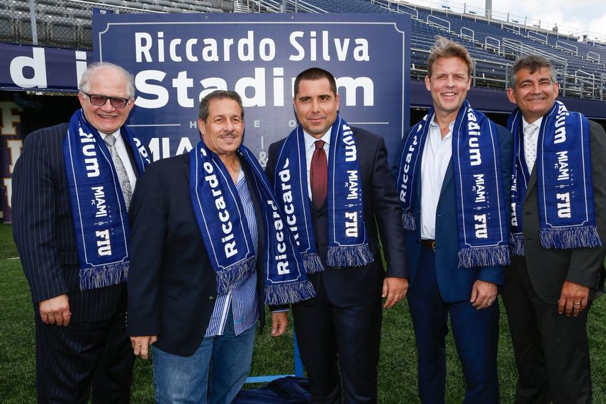 Silva acompañado de otros directivos durante la ceremonia en el estadio del Miami FC.