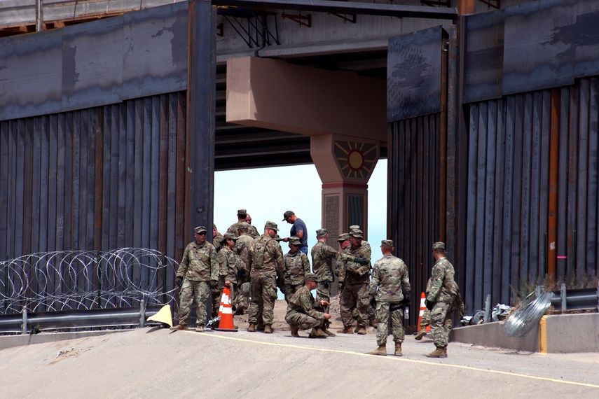 Militares norteamericanos colocan alambradas de acero a lo largo del Puente Santa Fe y el lecho del río Bravo, en el límite frontereizo con Ciudad Juárez, en el estado de Chihuahua, México. 