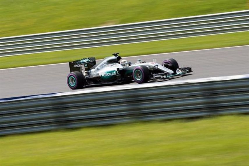 Una buena salida podría marcar la victoria de Hamilton en un circuito con pocos espacios para adelantar. (EFE)
