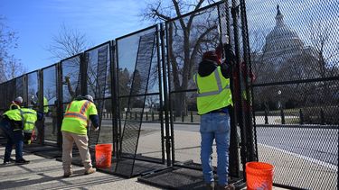 Empleados en Washington trabajan en la protección de calles aledañas al Capitolio en Washington.
