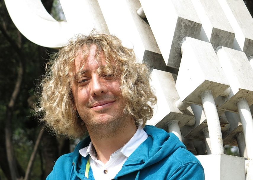 El escritor chileno José Ignacio Valenzuela, conocido como El Chascas, posa durante una entrevista en la Ciudad de México. (AP). 