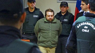 Mauricio Ortega, al centro de la imagen, autor de la agresión perpetrada el 14 de mayo de 2016 contra su mujer Nabila Rifo, calificada por el Supremo chileno como lesiones graves.