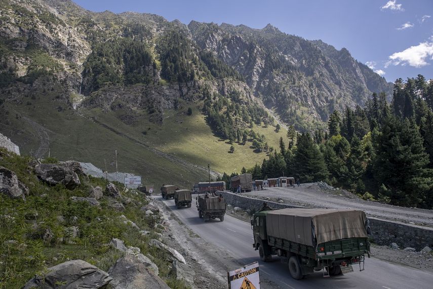 En esta foto de archivo del 9 de septiembre de 2020, una columna del ejército indio avanza por la carretera Srinagar-Ladakh en Gagangeer, al noreste de Srinagar, en la Cachemira india. Nueva Delhi criticó a China el miércoles 27 de octubre de 2021 por aprobar una nueva ley de fronteras terrestres que podría afectar la disputa fronteriza entre los dos países.&nbsp;