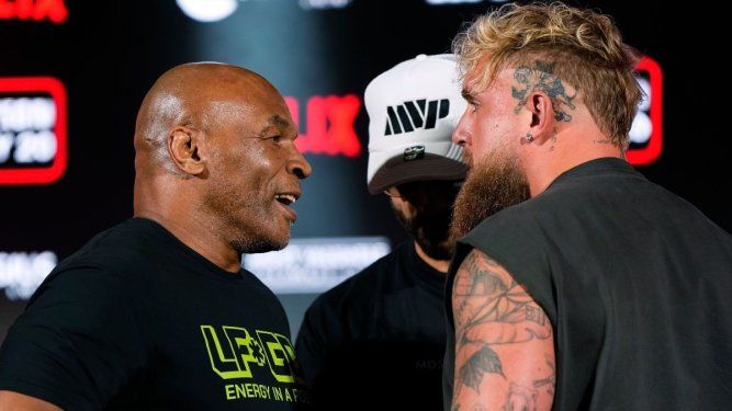Mike Tyson (izquierda) y Jake Paul se ven cara a cara durante una conferencia de prensa promocionando su próximo combate de boxeo, el 16 de agosto de 2024, en Arlington, Texas.