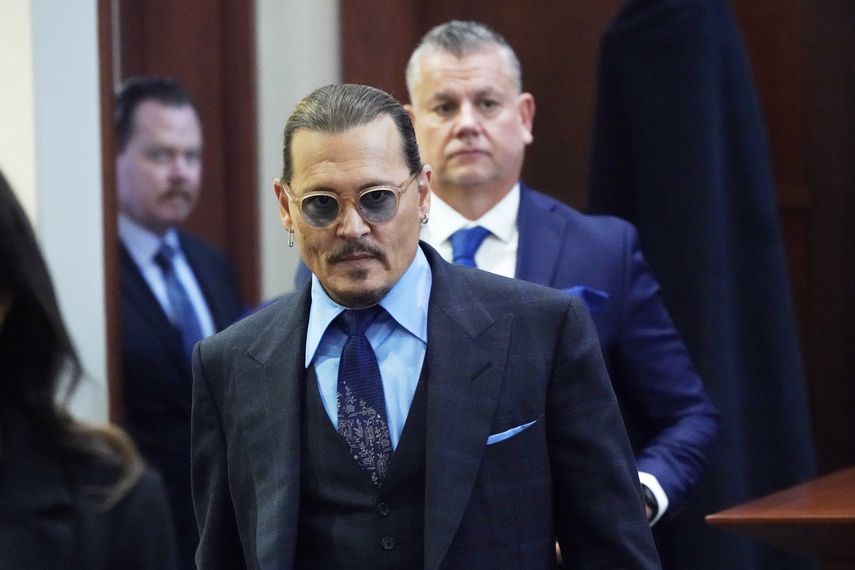 El actor Johnny Depp llega a la sala del tribunal después del almuerzo, en la Corte de Circuito del Condado de Fairfax, el lunes 2 de mayo de 2022 en Fairfax, Virginia.