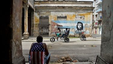 Un hombre vestido con una camiseta sin mangas con un diseño de la bandera de Estados Unidos descansa en La Habana el 21 de octubre de 2020, en medio de la pandemia del nuevo coronavirus COVID-19.