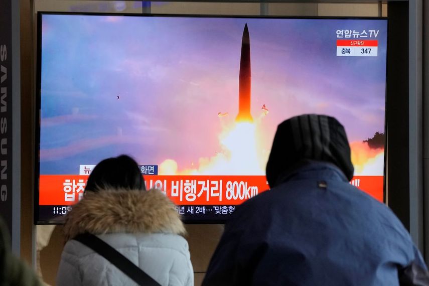 Varias personas ven en una pantalla una imagen de archivo de un noticiero relacionada con el lanzamiento de un misil norcoreano mientras esperan en la central ferroviaria de Seúl, en Corea del sur, el domingo 30 de enero de 2022.&nbsp;
