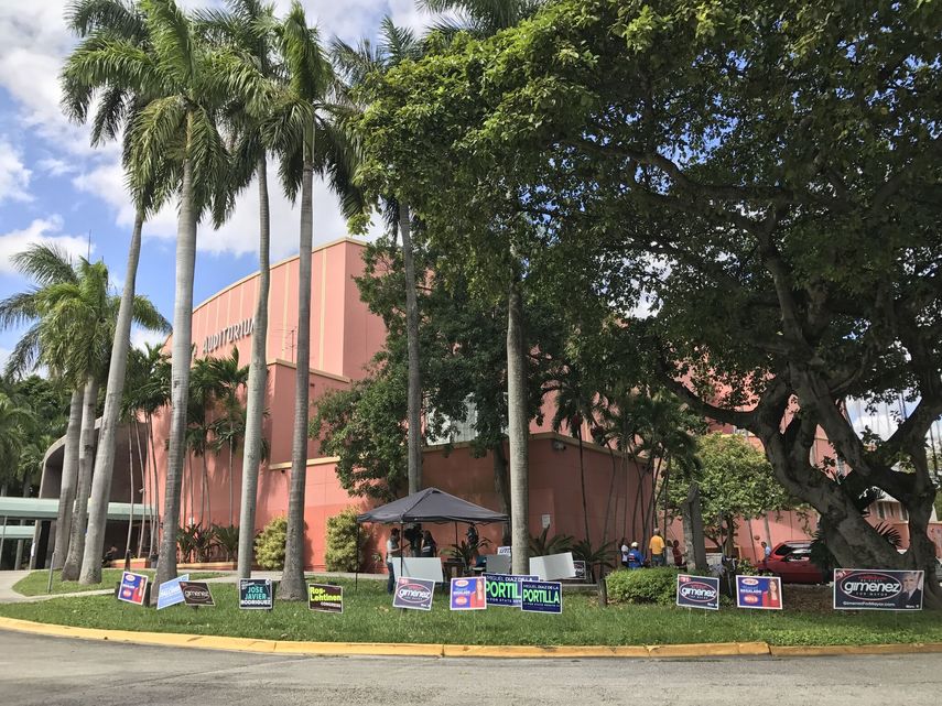 Los candidatos aprovecharon para conversar con los electores a las puertas de los centros de votación