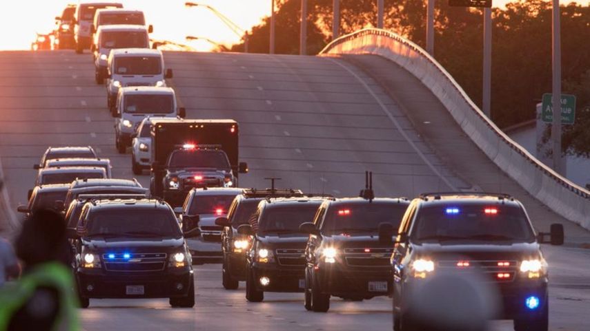 Vista de la caravana que llevó al presidente Donald Trump desde el aeropuerto de Palm Beach hasta su club Mar-a-Lago.