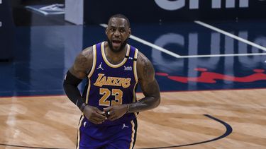 El jugador de los Lakers de Los Ángeles LeBron James (con el 23) celebra una canasta contra los Pelicans de Nueva Orleans, en Nueva Orleans, el domingo 16 de mayo de 2021.&nbsp;