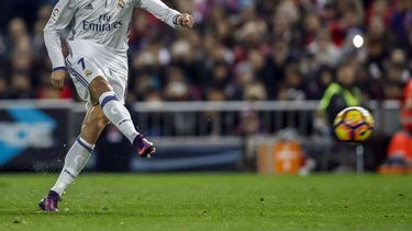 El portugués Cristiano Ronaldo, del&nbsp;Real&nbsp;Madrid, cobra la falta para conseguir el primer gol del equipo blanco frente al Atlético de&nbsp;Madrid