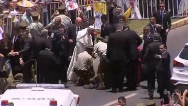 Los miembros de la seguridad se acercaron a ayudar a la carabinera y Francisco estuvo presente junto a ella mientras la atendían.