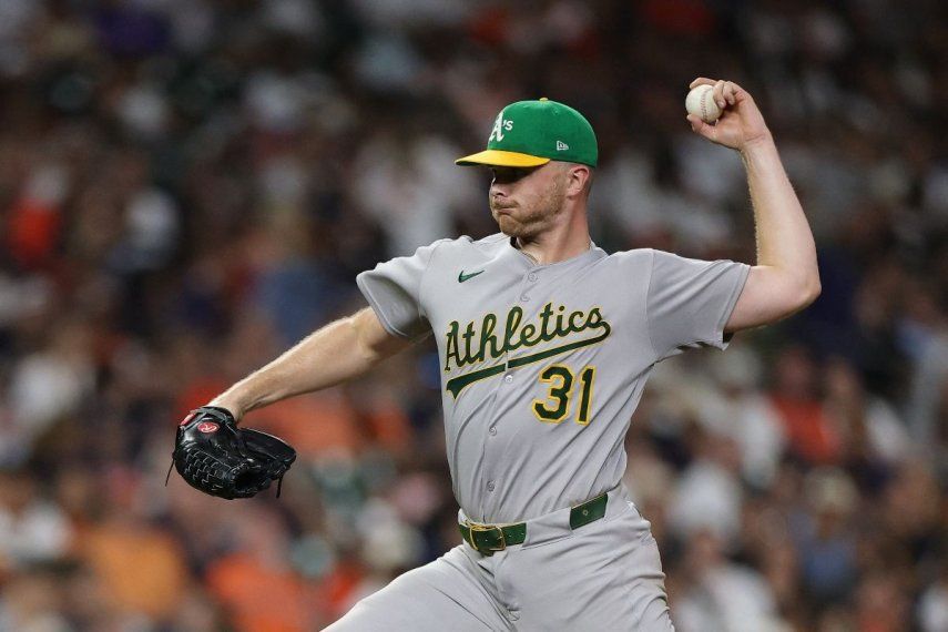 El relevista Sean Newcomb, de los Atléticos, lanza en un encuentro ante los Astros de Houston, el 26 de julio de 2025.