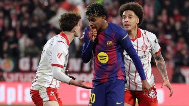 El atacante español Lamine Yamal (centro) discute con el centrocampista del Girona, Joel Roca (izquierda), durante un partido entre ambos clubes, el 16 de febrero de 2026.