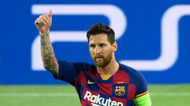 Lionel Messi, capitán del Barcelona, anota en Champions en el partido de ida contra el Napoli.