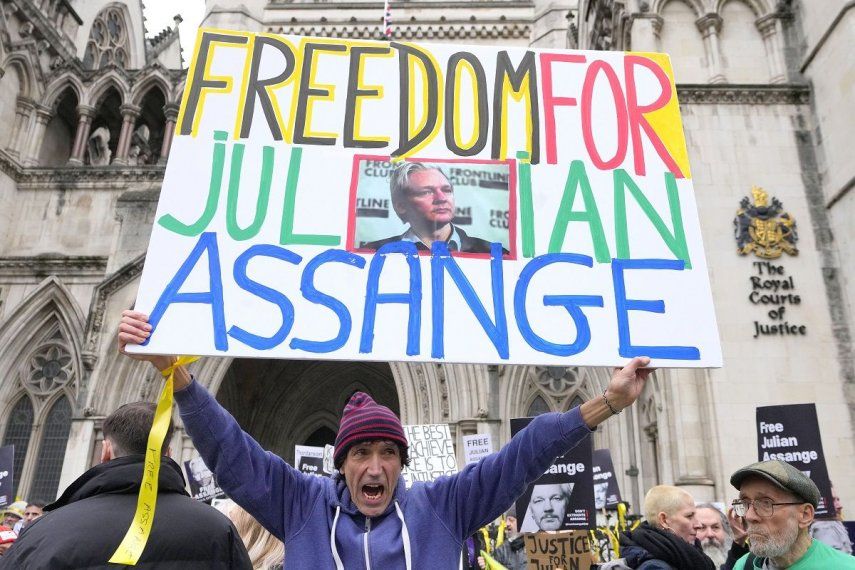 Manifestantes alzan carteles con la leyenda libertad a Julian Assange frente a los tribunales de Londres, martes 20 de febrero de 2024. El fundador de WikiLeaks, Julian Assange,presenta su alegato final contra su inminente extradición a Estados Unidos.&nbsp;