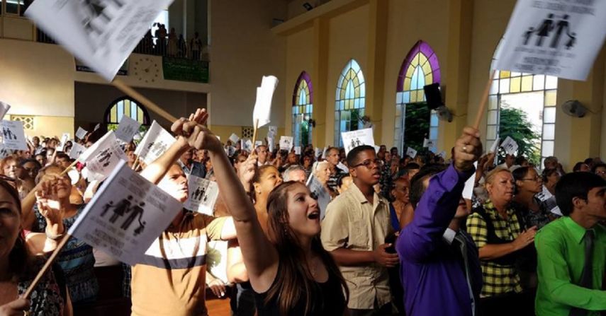 Lamentan la ausencia del reconocimiento a la diversidad de opinión política en el proyecto sometido a debate.