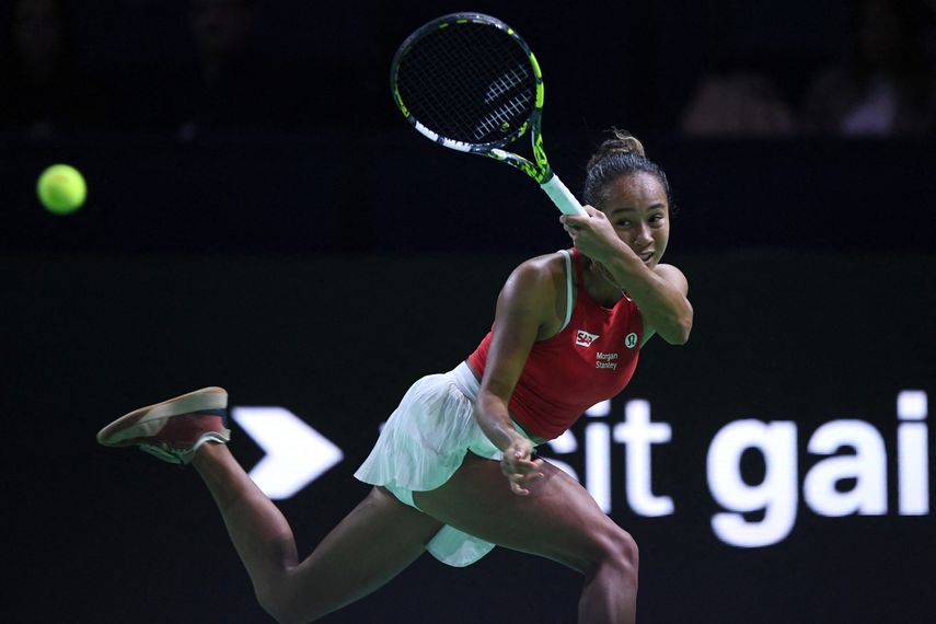 La canadiense Leylah Fernández devuelve la pelota a la británica Katie Boulter durante su partido de tenis individual de cuartos de final entre Canadá y Gran Bretaña en las finales de la Copa Billie Jean King en el Palacio de Deportes José María Martín Carpena en Málaga, sur de España, el 17 de noviembre de 2024