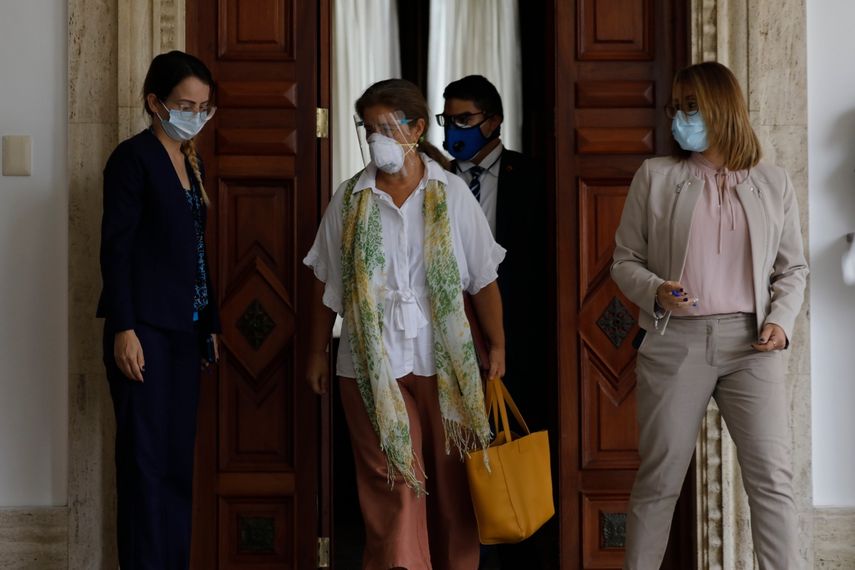 La embajadora de la Unión Europea en Venezuela, Isabel Brilhante Pedrosa, sale de una reunión con el canciller venezolano Jorge Arreaza donde le entregaron una carta de persona non grata y le dieron 72 horas para salir del país en la oficina de Arreaza en Caracas, Venezuela, el miércoles 24 de febrero de 2021. Posteriormente, arreaza entregó este miércoles cartas de protesta a diplomáticos de Francia, Alemania, España y Países Bajos.