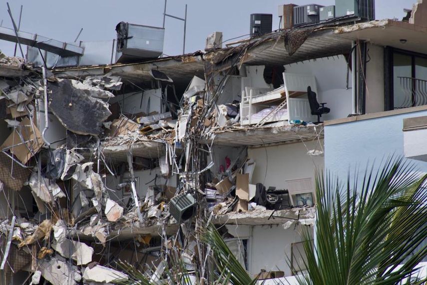Zona afectada por el derrumbe de un edificio en Miami, el viernes 25 de junio de 2021.&nbsp;