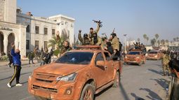Insurgentes antigubernamentales sirios celebran mientras entran y toman control en la ciudad de Hama, en el centro-oeste, el 6 de diciembre de 2024.