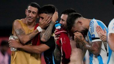 Desde la izquierda: los argentinos Ángel Di María, Enzo Fernández, Lionel Messi y Nicolás Otamendi celebran la victoria 2-0 ante Canadá en la semifinal de la Copa América, el martes 9 de julio de 2024, en East Rutherford, Nueva Jersey.&nbsp;