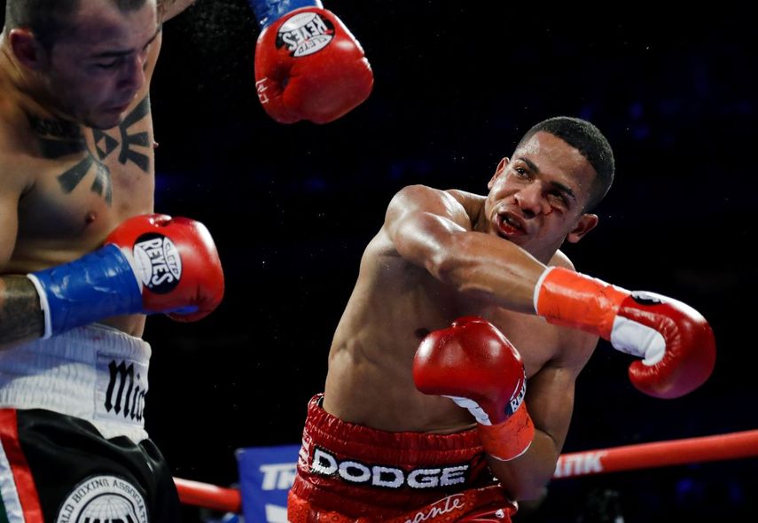 En esta imagen del 20 de abril de 2019, el puertorriqueño Félix Verdejo golpea al costarricense Bryan Vázquez en el quinto round de su pelea de peso ligero en Nueva York.&nbsp;