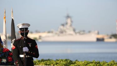 Un infante de Marina de Estados Unidos monta guardia el lunes 7 de diciembre de 2020 frente al USS Missouri durante la ceremonia en honor a los fallecidos en el ataque japonés en Pearl Harbor, Hawai.&nbsp;