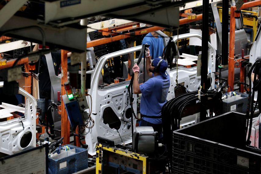 Empleados en una planta de ensamblaje.
