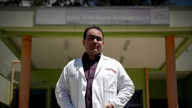 El médico cubano Yennier Escobar, de 33 años, posa en las instalaciones de la Unidad Básica de Salud Nova Bom Sucesso, de donde salió en noviembre último tras el fin de la participación cubana en el programa Más Médicos.