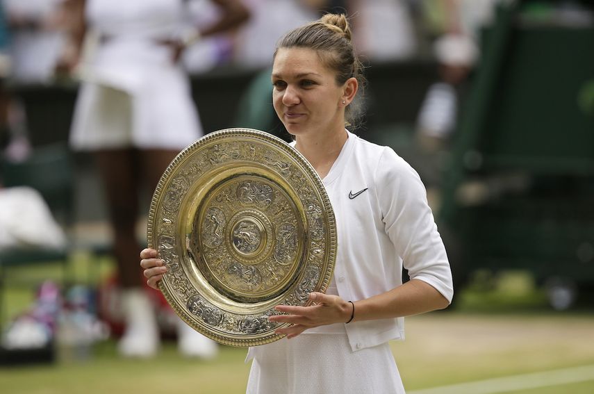 La rumana Simona Halep sostiene su trofeo tras vence a Serena Williams en la final de Wimbledon el sábado, 13 de julio del 2019.&nbsp;&nbsp;