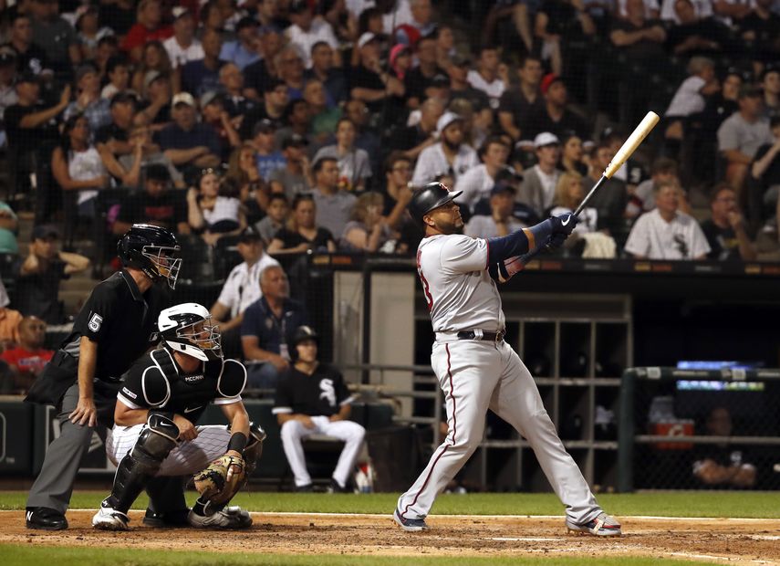 El dominicano Nelson Cruz, derecha, de los Mellizos de Minnesota, sigue el recorrido de la pelota al conectar un jonrón de dos carreras en el quinto inning del partido ante los Medias Blancas de Chicago. Fue el tercer cuadrangular de Cruz en el encuentro.
