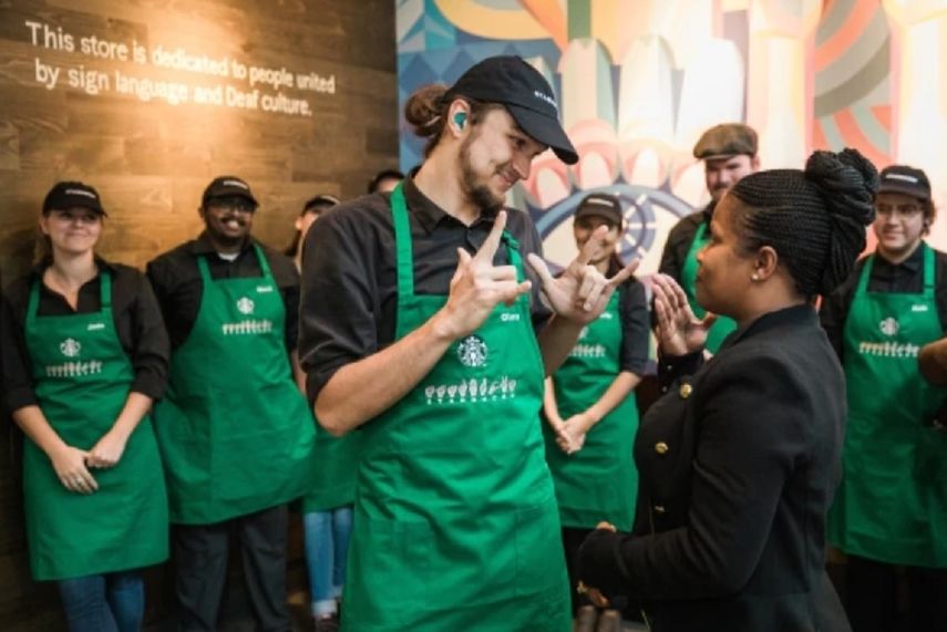 Los 25 integrantes de la plantilla del nuevo Starbucks&nbsp;saben reconocer en escasos segundos si el interlocutor controla o no el lenguaje de signos.