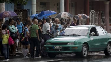 Fotograf&iacute;a del 23 de septiembre de 2019 de un grupo de cubanos en una parada de autob&uacute;s en Pinar del R&iacute;o, en el occidente de la isla.