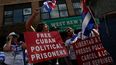 La gente sostiene carteles exigiendo la liberación de los presos políticos en Cuba durante una protesta en Union City, Nueva Jersey, el 18 de julio de 2021.