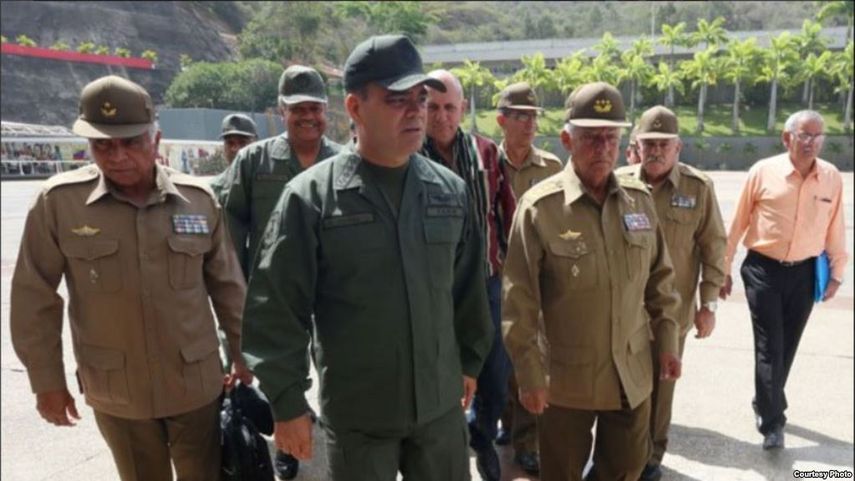 El jefe de la FANB venezolana, Vladimir Padrino (d), junto a militares cubanos.