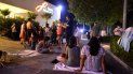 La gente permanece fuera de un hotel después del terremoto en Acapulco, estado de Guerrero, México, el 7 de septiembre de 2021. La gente permanece fuera de un hotel después del terremoto en Acapulco, estado de Guerrero, México, el 7 de septiembre de 2021.