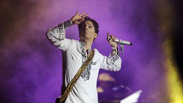 En esta foto del 26 de abril de 2008, Prince actúa en el Festival de  Música y Arte de Coachella en Indio, California.&nbsp;