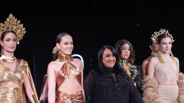La diseñadora Giannina Azar, acompañada de las modelos, muestra sus creaciones en la New York Fashion Week 2025.