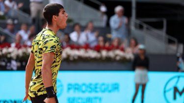 El español Carlos Alcaraz derrotó al ruso Karen Khachanov en el Abierto de Madrid