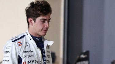 El piloto argentino Franco Colapinto, en ese entonces de Williams, camina hacia su garaje antes del Gran Premio de Abu Dabi, el 7 de diciembre de 2024.