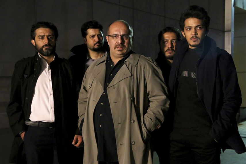 Escena de la serie iraní Gando, que glorifica la detención de un periodista en aparente semejanza con el caso real del periodista Jason Rezaian.