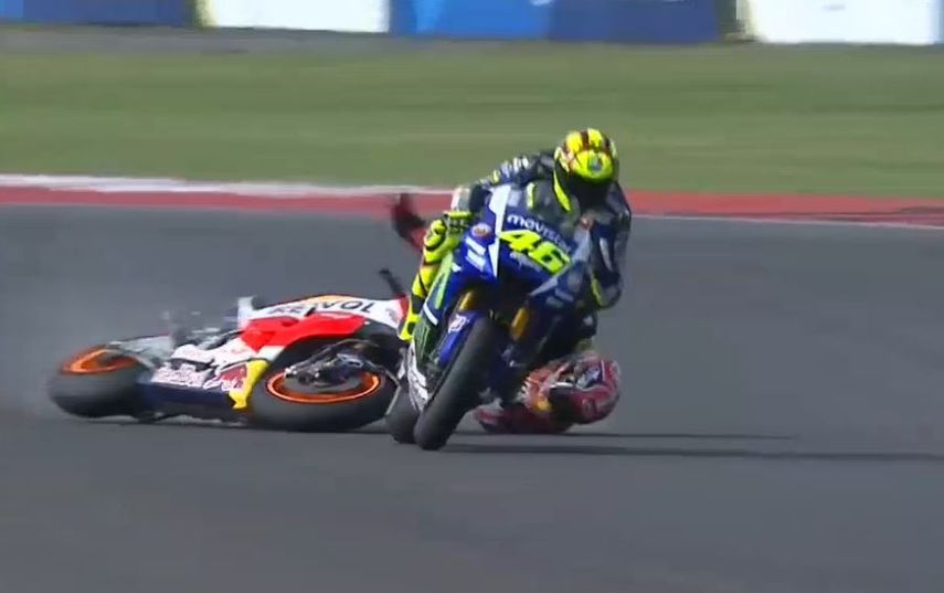 El momento en el que Márquez cae producto de la patada de Rossi. (CORTESÍA)
