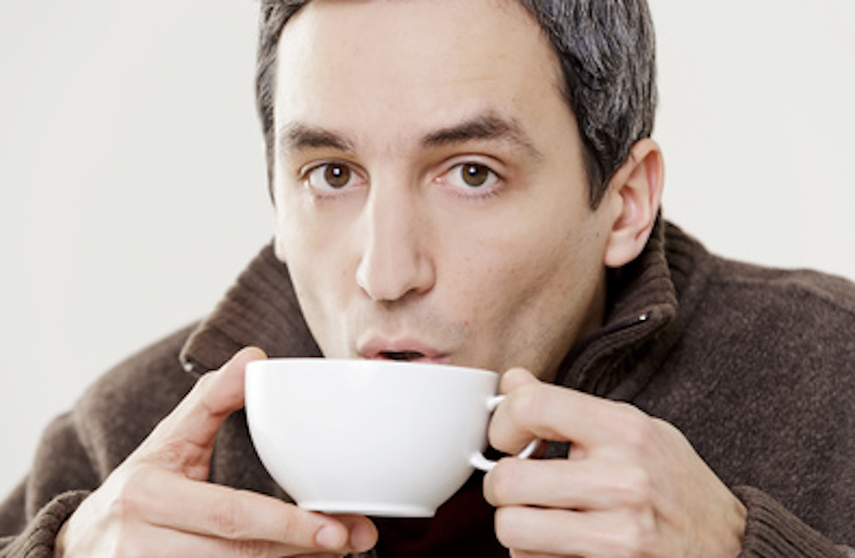 Un té caliente puede ayudar a disipar un resfrío en su etapa inicial.