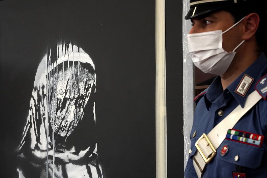 Las autoridades italianas develan una obra de arte robada del artista británico Banksy en honor a las víctimas del ataque terrorista en la sala de conciertos Bataclan en Par&iacute;s, en 2015.