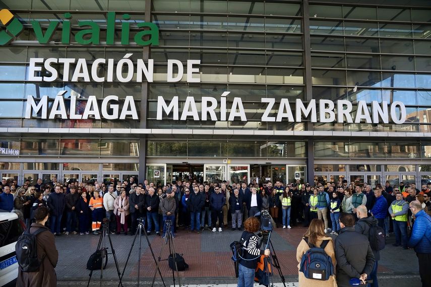 El personal de Renfe de la estación malagueña, María Zambrano, guarda 5 minutos de silencio a sus puertas en solidaridad con las víctimas del trágico accidente ferroviario de Adamuz (Córdoba).  