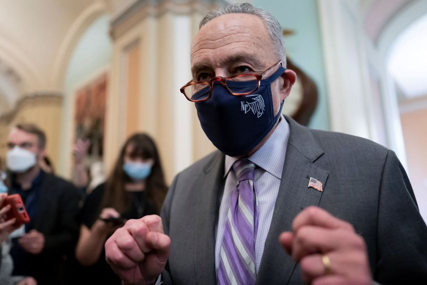 Chuck Schumer, líder de la mayoría demócrata en el Senado, habla tras una reunión de la bancada de su partido el jueves 16 de diciembre de 2021, en el Capitolio, en Washington.