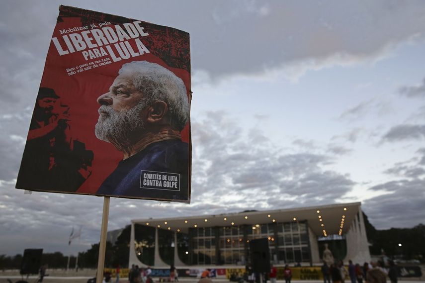 Un partidario de Luiz Inácio Lula da Silva lleva un cartel que dice en portugués Libertad para Lula en Brasilia, el martes 25 de junio del 2019.