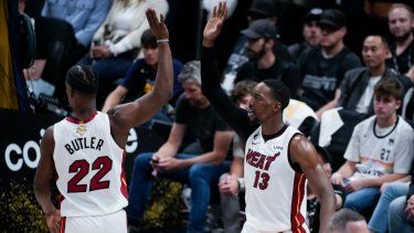 Jimmy Butler y Bam Adebayo celebran los puntos anotados por el Heat de Miami&nbsp;